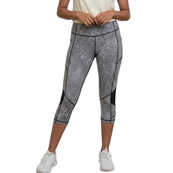 lululemon athletica Pants - Lululemon Pace Rival Crop - Black & White size 4